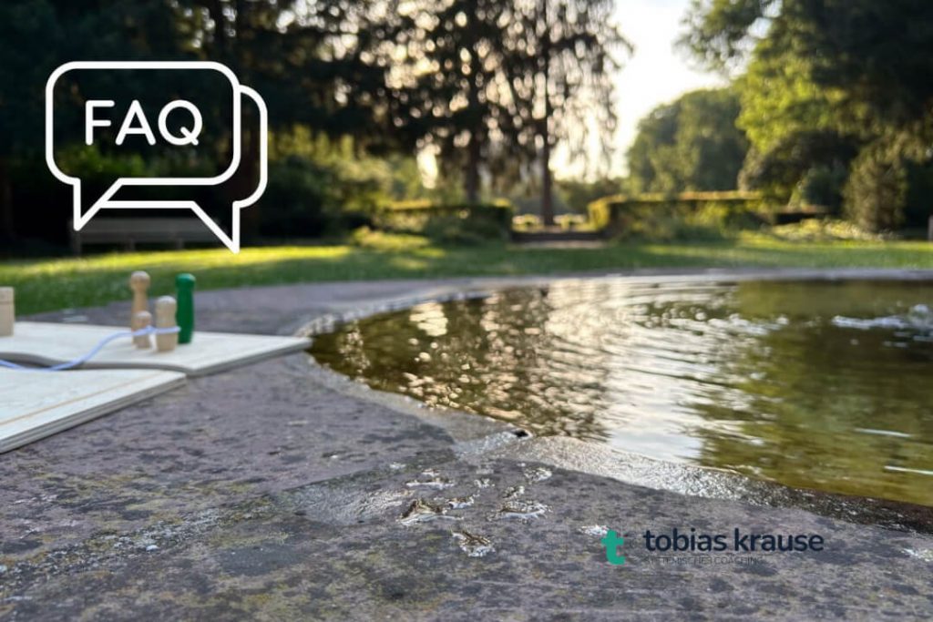 Steinbrunnen mit Systembrett als Szenarie für ein Coaching in der Natur